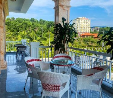 Ha Long Apartment | Phượng Hoàng Villa 13 phòng ngủ - ven biển, bể bơi, bi-a, BBQ, sân Pickleball, xe địa hình, chèo sup biển