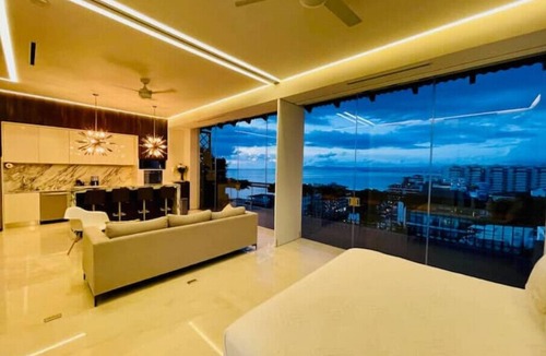 Amapas Apartment | Pier 57 Penthouse 703 - Great Ocean Views & Location, Rooftop Infinity Pool