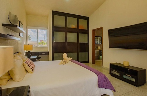 Colonia Andres House | Private Tuscan style vila and guest house 3 minutes walk to waterfront