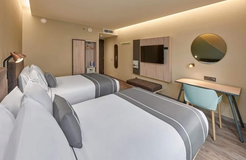 Cancun Hotel | Relaxing Airport-Area Suite with Free Shuttle & Breakfast l 2 Relaxing Rooms