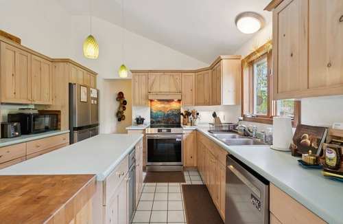 Epping House | Riverfront 2BR | Home King Suite | Patio & Grill