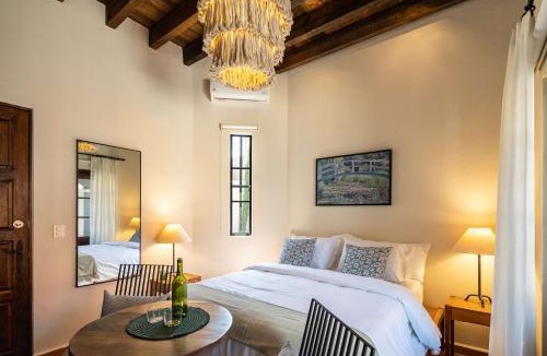 San Miguel de Allende House | Rooftop Jacuzzi! Country-style 4 Bedroom Cottage