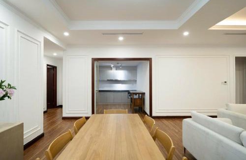 Thanh Xuan Apartment | Royal City 3BR Vintage Pool Garden View