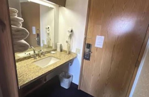 Benton Harbor Hotel | Saint Joseph Inn & Suites Benton Harbor Near I-94