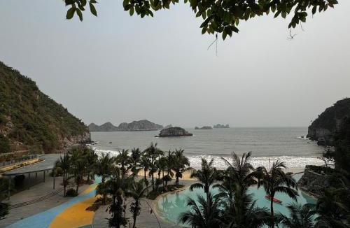 Cat Hai Apartment | SeaView Apartment with Super-King-bed and Bathtube in Flamingo CatBa Beach Resort