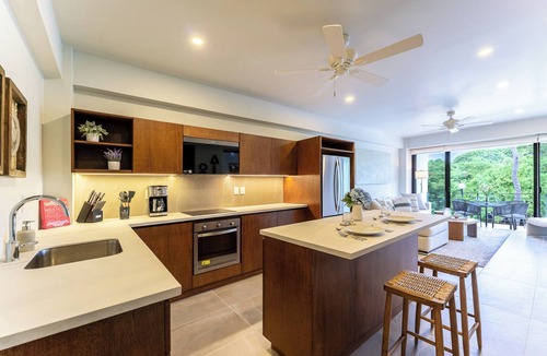 P Chahue Condo | Short Walk to Beach & Town · 2nd Story · Solana