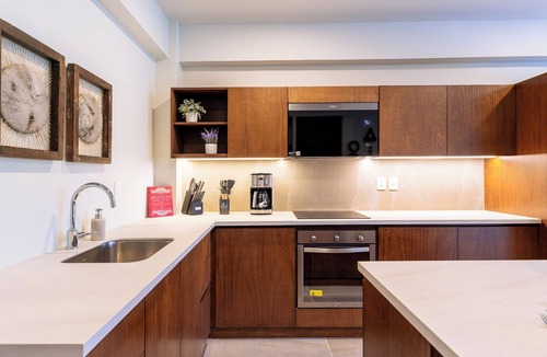 P Chahue Condo | Short Walk to Beach & Town · 2nd Story · Solana