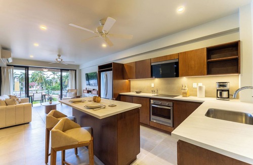 P Chahue Condo | Short Walk to Beach & Town · Pool View · Solana