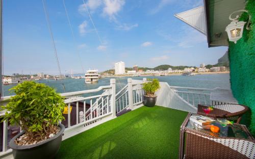 Bai Chay Boat Rental | Signature Halong Cruise