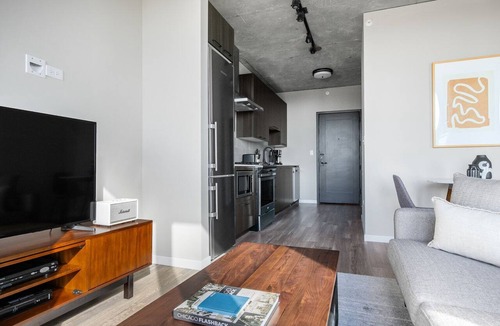 West Loop Apartment | Smart West Loop Studio w/Pool, Gym, nr. Fulton Market, by Blueground