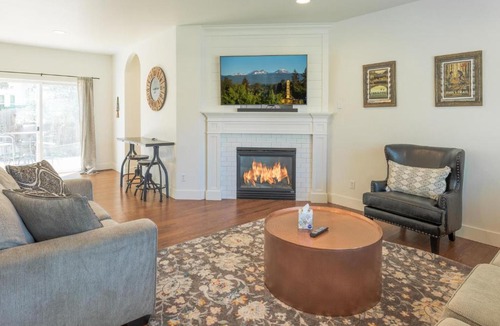 Larkspur House | Soft Tail