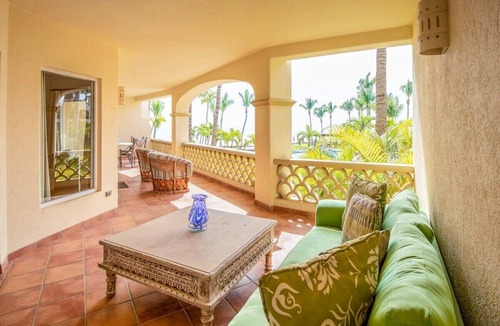 Zona Hotelera Apartment | Spacious 3-Bed Luxury Condo with Stunning Sea Views
