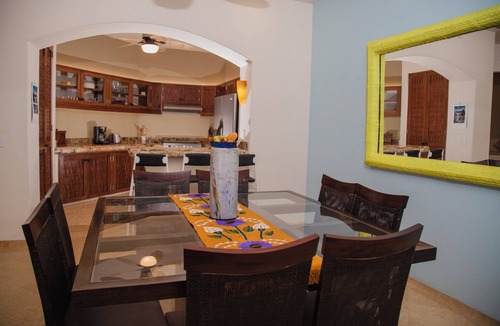 Playa Las Gatas Apartment | Spacious 3-bedroom apartment in beautiful Zihuatanejo with WiFi, AC