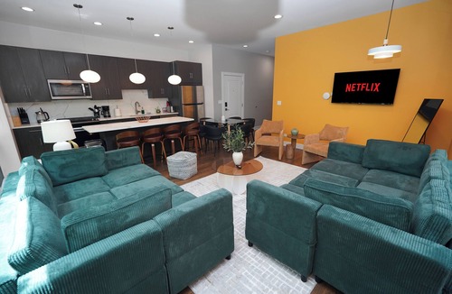 Near West Side Hotel | Spacious 4BR West Loop Retreat w/Optional Parking