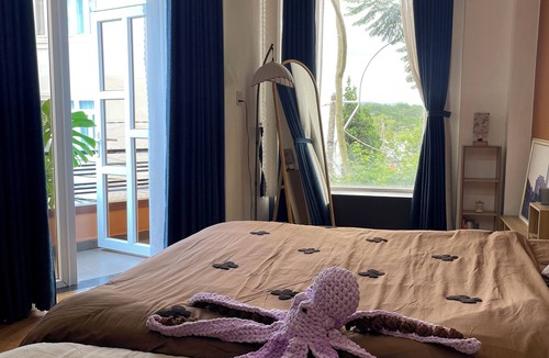 Phuong 10 Hotel | Spacious Balcony Room with Lake View – City Square
