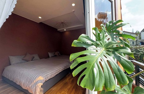 Phuong 10 Hotel | Spacious Balcony Room with Lake View – City Square