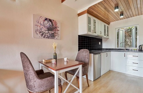 Bai Chay Apartment | Spacious Loft Studio for 3 – Cozy, Bright & Family-Run in Ha Long