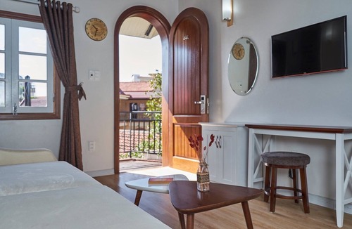 Bai Chay Apartment | Spacious Loft Studio for 3 – Cozy, Bright & Family-Run in Ha Long