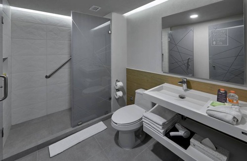 Zona Paseo Montejo Hotel | Spacious Retreat Perfect for Travelers Seeking Convenience - 2 Units