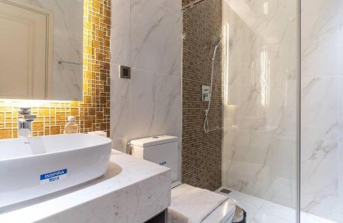 Little Japan Apartment | Steps to Vincom/Casino/D1/pool/gym/Netflix/3Beds