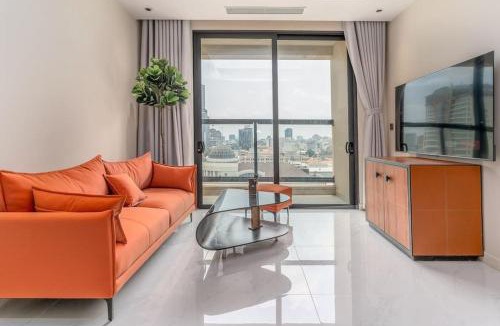 Little Japan Apartment | Steps to Vincom/Casino/D1/pool/gym/Netflix/3Beds