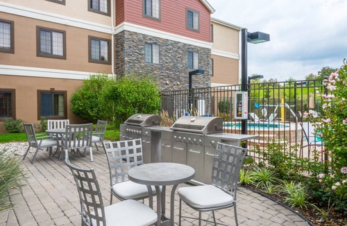 Independence Apartment | Studio | Free Breakfast. Outdoor Pool & Hot Tub