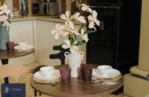 Van Mieu Apartment | Studio w BigBalcony Niceview Free Laudry-Gym-Coffe