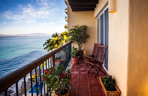 South Shore Hotel Area Condo | STUNNING 3 BR & 3BA SOUTH SHORE BEACHFRONT RESIDENCE!