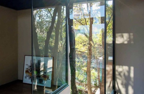 Valle de Bravo House | Stunning Glass House in Avandaro Forest w/ Hot Tub