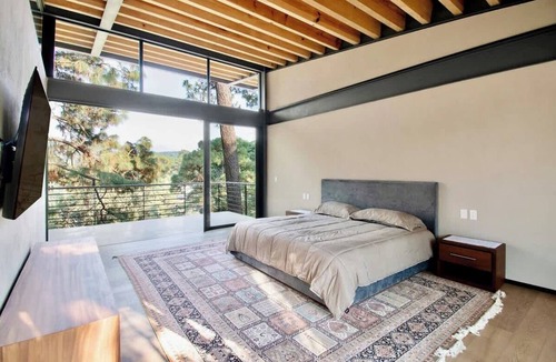 Valle de Bravo House | Stunning Glass House in Avandaro Forest w/ Hot Tub