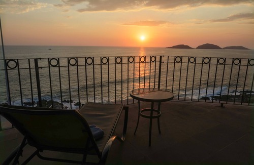 Balcones de Loma Linda Condo | Stunning ocean and one of Mazatlans top tourist attractions cliff divers view.