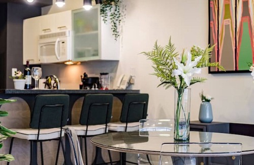 Cuauhtemoc Apartment | Stylish Reforma Loft w/Pool, Gym, AC & City Views