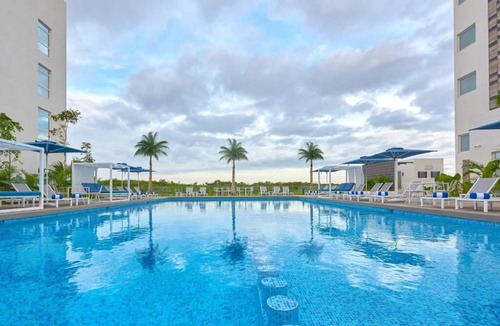 Cancun Hotel | Suite Near Cancún Airport | Outdoor Pool, Free Shuttle, Breakfast & Kitchenette