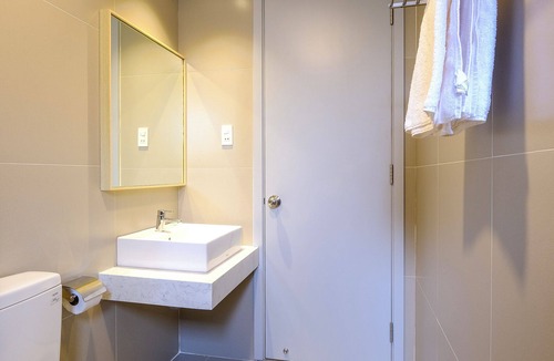 Ben Thanh House | Sunlit Spacious Top-Floor Suite in Central Downtown, Ben Thanh, District 1