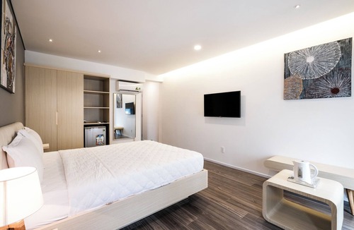 Ben Thanh House | Sunlit Spacious Top-Floor Suite in Central Downtown, Ben Thanh, District 1