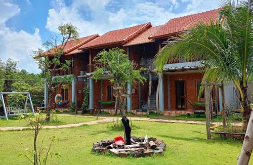 Quan Tom Hotel | Sunny Eco Lodge