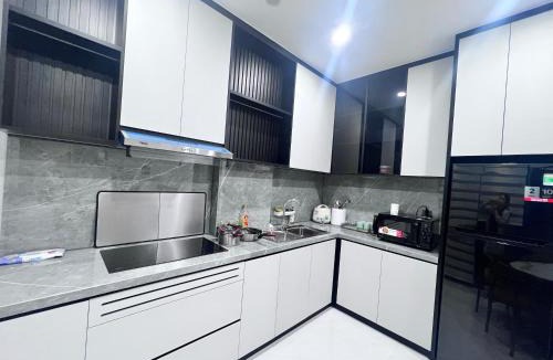 Long Beach Apartment | SunQ Haven in Meyhomes
