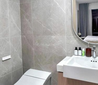 District 9 Apartment | T&T stay MCP A 2BR 2WC Free Gym,Pool
