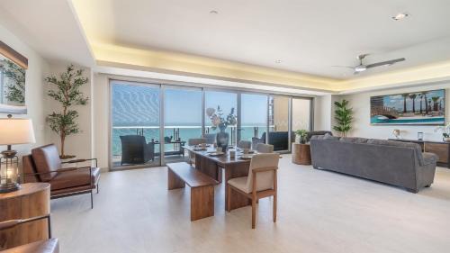 Ferrocarrilera House | The Grand Horizon Élite - 4BR/4BA Beachfront Condo