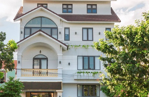 Son Tra Hotel | TIDY QUEEN ROOM, SMART TV, BEACH AREA, with BREAKFAST
