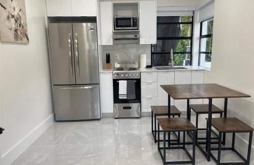Flamingo Parks Apartment | Transit-Friendly Flamingo Park Hideaway