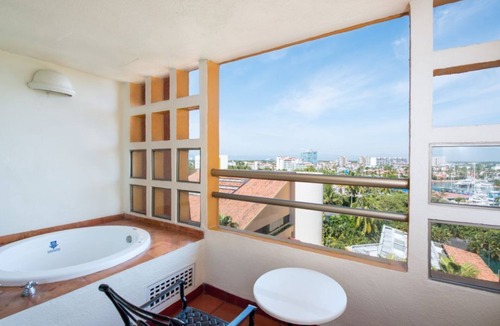 Marina Vallarta Hotel | Tropical Hideaway – Studio with Pool & Gym
