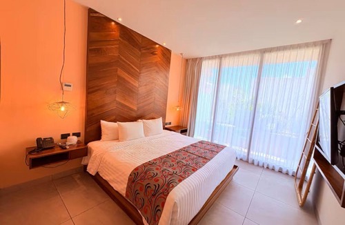 Centro Hotel | Unique Deluxe King with a beautiful rooftop and pool