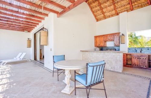 Ensenada Los Muertos Apartment | Upper Palmilla: Oceanfront room with pivate balconi