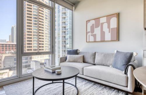 West Loop Gate Apartment | W Loop Studio w Deck Pool Gym 3 blocks to L CHI-644