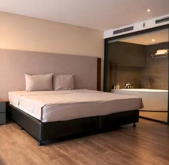 Tay Ho Hotel | XÔI Lotte Pentstudio West Lake