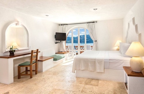 Almacen Resort | Zihuatanejo | Compact Ocean Retreat | Pool + Beach