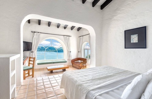 Almacen Resort | Zihuatanejo | Romantic Ocean Escape | Pool + Beach