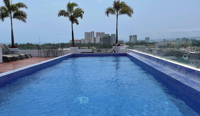 1 BR w KING Bed Rooftop Pool Walk to BEACH Prime Location