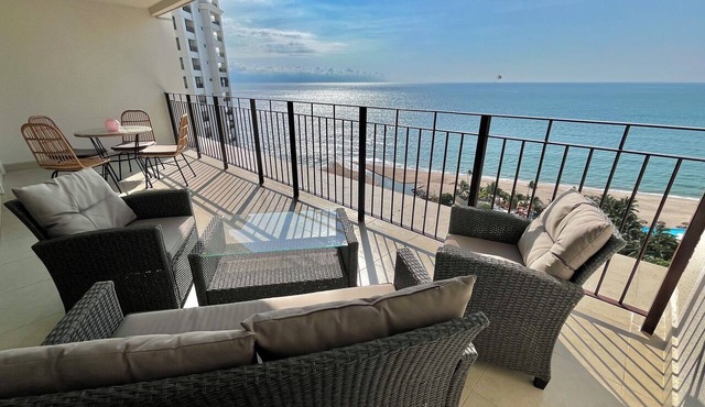 17th-Floor Beachfront Grand Venetian Condo ☆Panoramic Bay Views & Infinity Pools